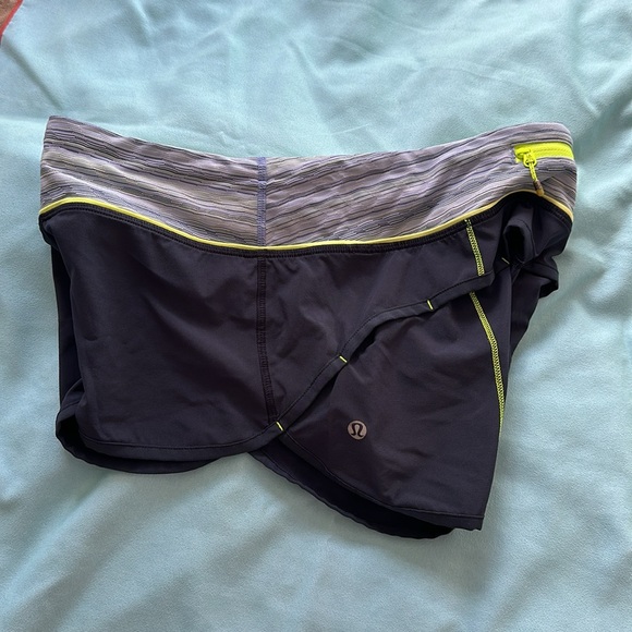 Lululemon speed shorts 2.5” size 6 - Picture 5 of 6